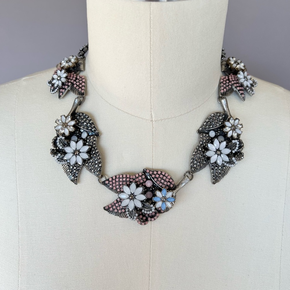 Statement flower and leaf necklace